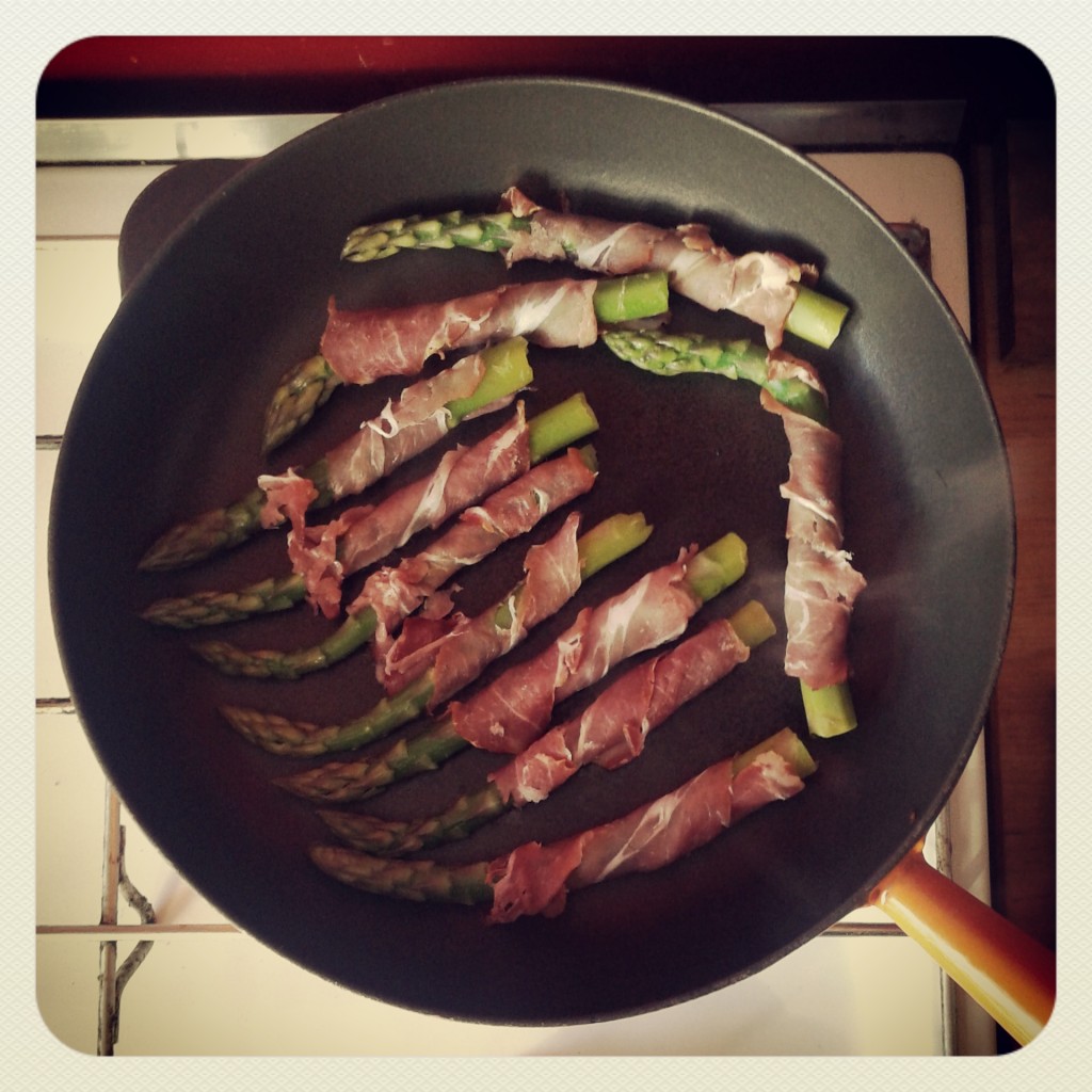 Asperges vertes jambon cru et pavot caramélisés au balsamique